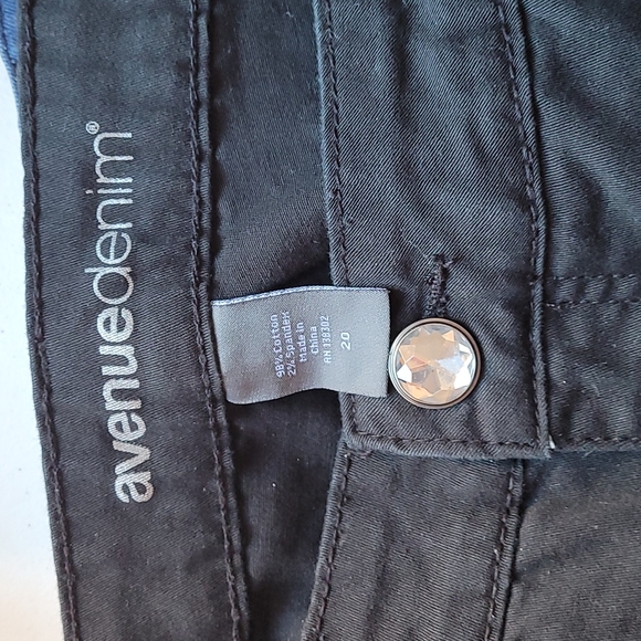 Avenue black Jean shorts - Picture 3 of 4